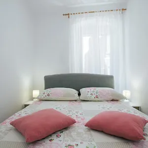 https://apartment-ivana-trogir-21220.hotels-in-trogir.com